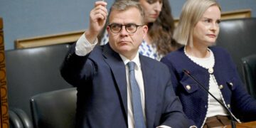 Hallitus kurittaa työntekijöitä pääministeri Petteri Orpon johdolla.