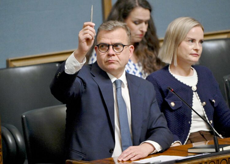 Hallitus kurittaa työntekijöitä pääministeri Petteri Orpon johdolla.