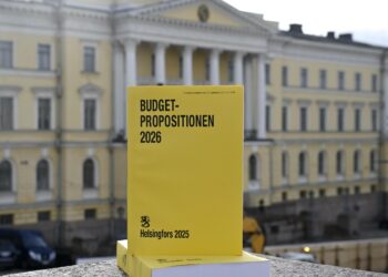 Hallitus jatkaa pienituloisilta leikkaamista myös ensi vuonna.