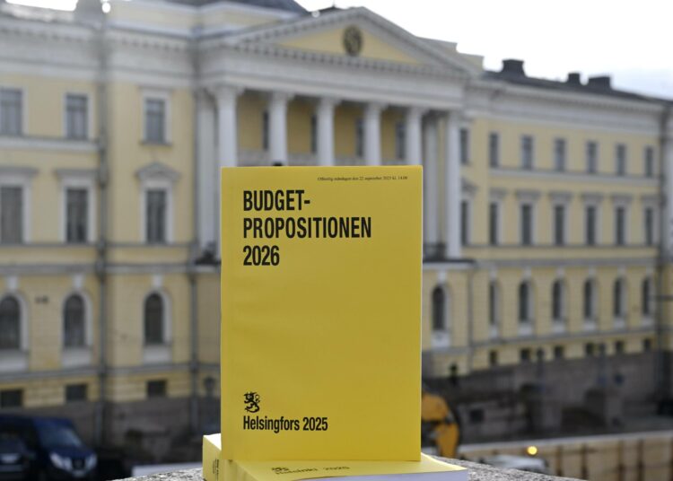 Hallitus jatkaa pienituloisilta leikkaamista myös ensi vuonna.