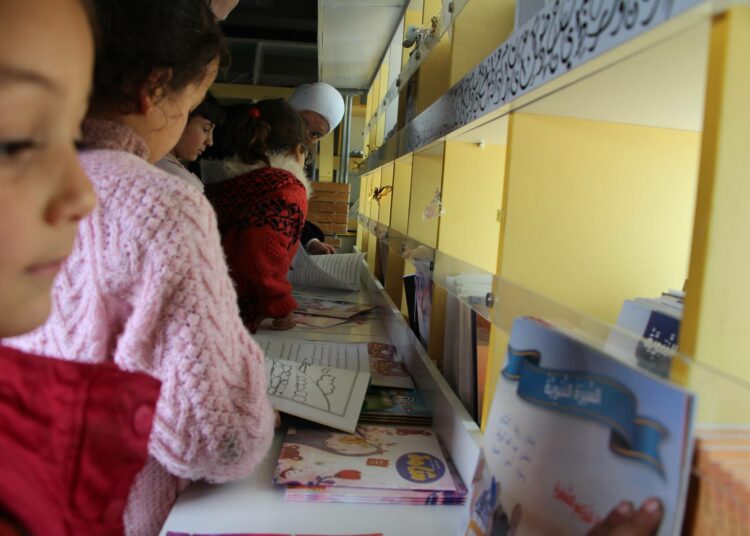 Kulttuuribussin saapuminen herättää suurta innostusta Al-Azraqin leirillä Pohjois-Syyriassa. Hanke on Syyrian ensimmäinen, mutta tavoitteena on laajentaa ja hankkia lisää ajoneuvoja.