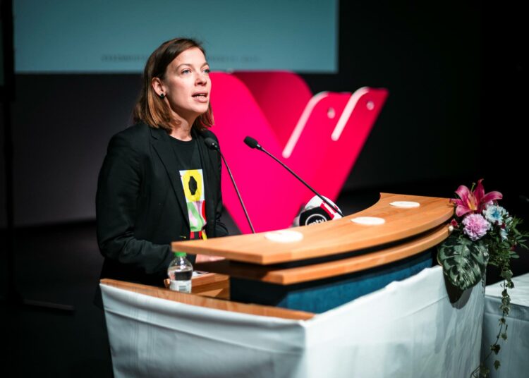 Europarlamentaarikko Li Andersson vasemmistoliiton puoluekokouksessa Vantaalla marraskuussa 2025.