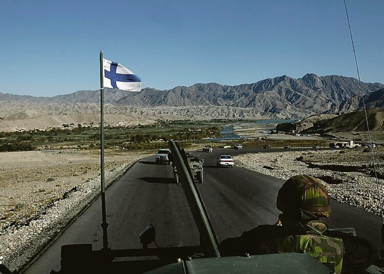 Läheisellä sotilaallisella yhteistyöllään Naton kanssa Suomi on jo saavuttanut kaikki jäsenyyden edut ilman suurinta osaa sen haitoista, professori Michael Sheehan sanoo. Kuva Naton luotsaamasta Afganistanin-kriisinhallintaoperaatiosta, johon Suomikin osallistuu.