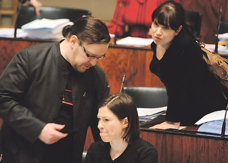 Vihreiden Jyrki Kasvi ja Johanna Sumuvuori (oik.) äänestivät toisin kuin Vihreän eduskuntaryhmän puheenjohtaja Anni Sinnemäki.