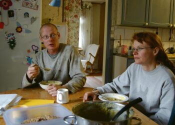 Hans ja Tuula Kallberg katsovat, että heitä on rangaistu liian rehellisestä toiminnasta. Katkeruus ja epätoivo vuorottelevat pariskunnan päällimmäisinä tunteina.