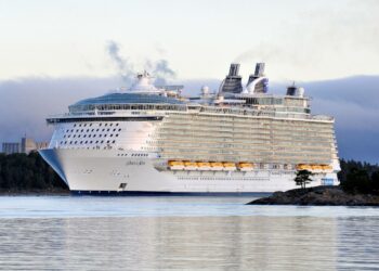 Oasis of the Seas -loistoristeilijä luovutettiin keskiviikkona Royal Caribbean -varustamolle. Laiva suuntaa keulansa Floridaan loppuviikolla.