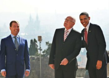 Presidentit Dmitri Medvedev, Vaclav Klaus ja Barack Obama poseerasivat kuvaajille Prahassa torstaina.
