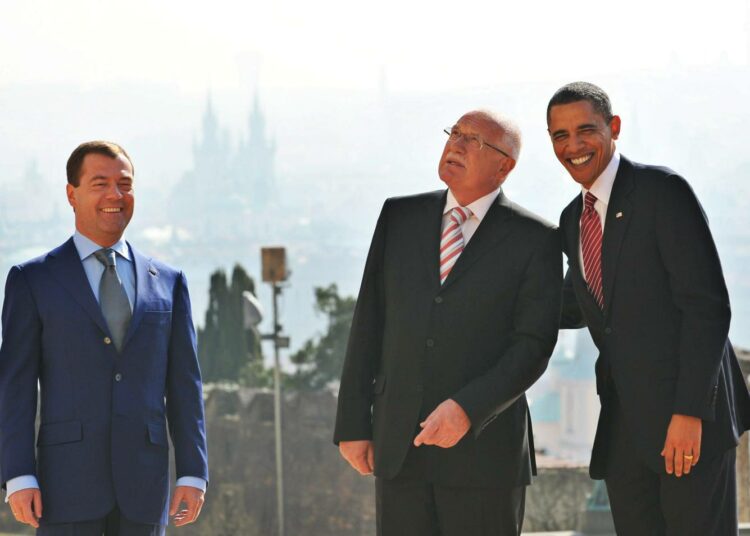 Presidentit Dmitri Medvedev, Vaclav Klaus ja Barack Obama poseerasivat kuvaajille Prahassa torstaina.