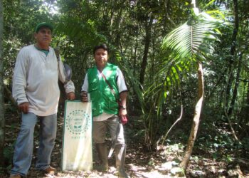 Perulaisen Ojos de Aquan metsänsuojeluyhdistyksen jäsenet vaalivat 2 400 hehtaarin laajuista aluetta.