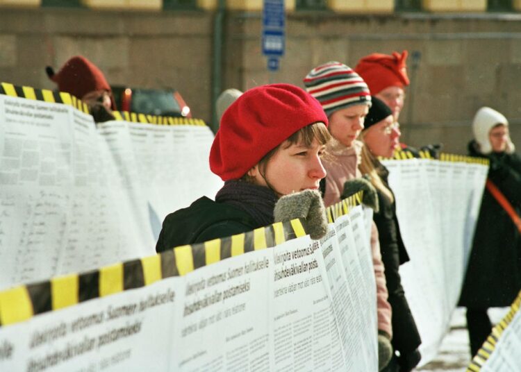 Viisikymmentävuotias Amnesty on kampanjoinut Suomessa näkyvästi muun muassa naisiin kohdistuvaa väkivaltaa vastaan.
