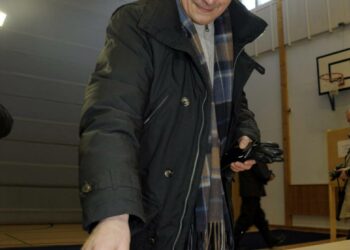 Sauli Niinistö äänesti espoolaisessa Lähderannan koulussa sunnuntaina 5. helmikuuta.