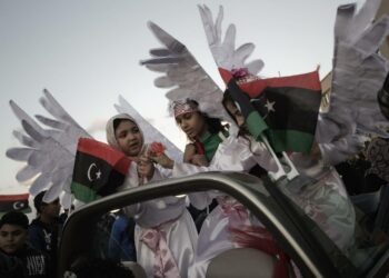 Enkeleiksi pukeutuneet tytöt olivat juhlimassa kansannousun vuosipäivää helmikuussa Benghazissa. Mustasta Afrikasta tulleille siirtotyöläisille eivät viime ajat ole olleet juhlaa.