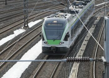 Junat ja muu joukkoliikenne kuljettavat Helsinkiin tuhansia ulkopaikkakuntalaisia päivittäin töihin jopa 150 kilomerin takaa.