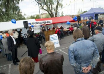 Perussuomalaisten kesäkokouksen toritapahtumassa Savonlinnassa etsittiin kunnallisvaaliehdokkaita. Puhujapöntössä puheenjohtaja Timo Soini.