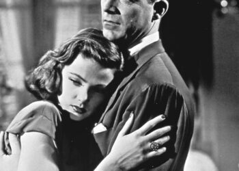 Laura on kuuluisa rikoselokuvan klassikko poliisietsivästä, joka rakastuu kuolleeseen naiseen tutkiessaan tämän murhaa. Kuvassa Gene Tierney ja Dana Andrews.