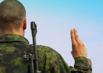 Opposition ja kokoomuksen mielestä hallituksen puolustusselonteossa olisi pitänyt varata enemmän rahaa armeijalle.