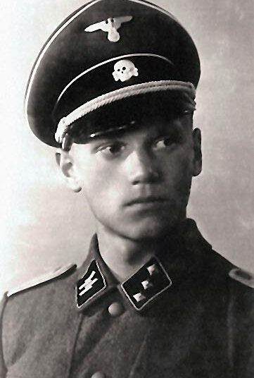 Lauri Törni palveli vuonna 1941 natsi-Saksan Waffen-SS-joukoissa Untersturmführerinä.