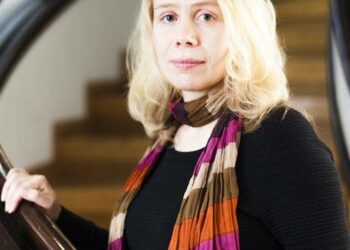 Pauliina Rauhalan oma tausta on vanhoillislestadiolaisuudessa, mutta Taivaslaulu ei hänen mukaansa ole omaelämäkerrallinen teos.
