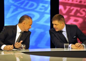 Toisen kierroksen ehdokkaat, oikeiston Andrej Kiska ja vasemmiston Robert Fico tv-keskustelussa.