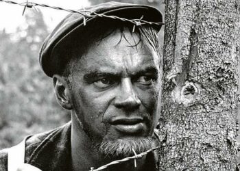 Hopeaa rajan takaa -elokuvassa on näyttelijälakon takia melko yllättävä roo-litus. Keskeisessä osassa on muun muassa Pertti ”Spede” Pasanen.