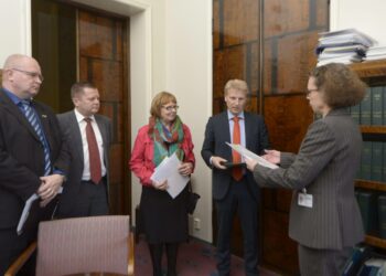 Oppositiopuolueiden ryhmäjohtajat Jari Lindström, Markus Mustajärvi, Annika Lapintie ja Kimmo Tiilikainen jättivät yhteisen välikysymyksen Tuula Sivoselle eduskunnan keskuskansliassa keskiviikkona.