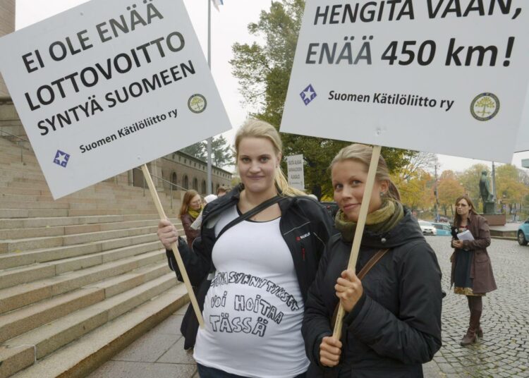 Synnytysosastojen vähentämistä kritisoivat myös Katarina Skogster (vas.) ja Janika Hurmerinta eduskuntatalon edustalla 10. lokakuuta.