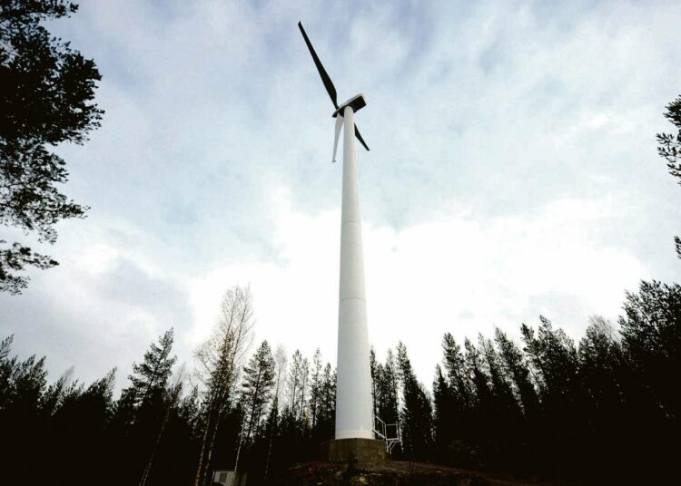 Vaikka Suomessa ei valmisteta suuria tuulivoimaloita, sisältävät modernit tuulivoimalat paljon suomalaista osaamista. Kuvassa tuulivoimala Ilvesjoella Jalasjärvellä.