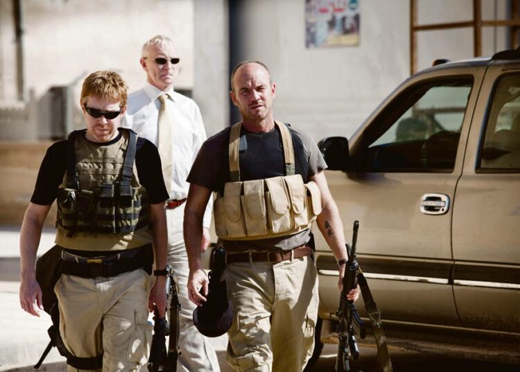 Ken Loachin ohjaamassa trillerissä sotilaallisen turvallisuusalan toimitsija (Mark Womack, oik.) purkaa salaliittoa, jonka tarkoitus on peittää toverin kuolema.