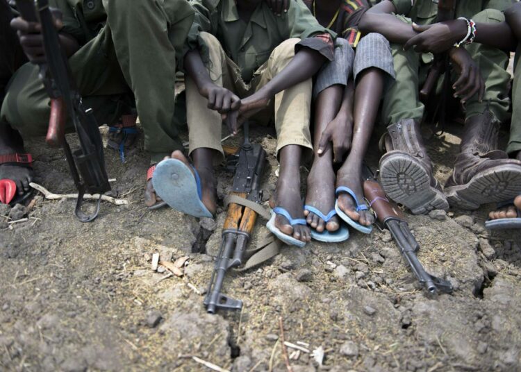 Sotilaaksi päätynyt lapsi on uhri ja sellaisena häntä on kohdeltava. Lapsisotilaita Etelä-Sudanissa.