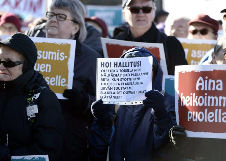 Eläkeläiset vastustivat leikkauksia mielenosoituksessa 8. lokakuuta.