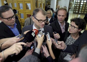 Huonolta näyttää, sanoi toimittajien eteen astunut pääministeri Juha Sipilä.