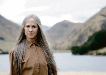 Seudulla sattuu outoja asioita. Paratiisiksi kutsutun leirin naisia johtaa suorasanainen GJ (Holly Hunter).