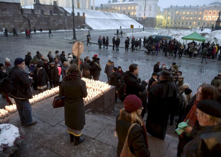 Helsingin yliopiston henkilöstö sytytti kynttilöitä Helsingin yliopiston portaille Senaatintorilla keskiviikkona 27. tammikuuta irtisanomisten vuoksi. Perjantaina väen vähentämisestä kertoi Aalto-yliopisto.