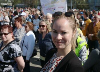 Kansanedustaja Hanna Sarkkinen saapui varta vasten Savonlinnan OKL-mielenilmaukseen. – Katsoimme eduskuntaryhmässä  tämän on niin merkittäväksi asiaksi, että paikalle oli syytä lähettää kansanedustaja, Sarkkinen sanoi tänään Savonlinnan torilla.