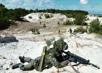 Naton tehtäväkuvassa periaatteena ei ole enää puhdas puolustus hyökkääjää vastaan, vaan ”elintärkeiden intressien” puolustaminen kaikkialla maailmassa. Kuvassa Nato-joukkoja harjoituksessa Pohjois-Puolassa.