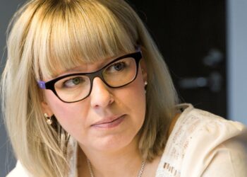 Vasemmistoliiton eduskuntaryhmän puheenjohtaja Aino-Kaisa Pekosen mukaan menetetystä vapaapäivän uhraamisesta on myös maksettava enemmän.