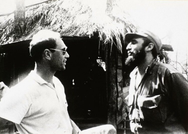 Dokumentin fokuksena on Durschmiedin matka Kuubaan ja tapaaminen Fidel Castron kanssa vuonna 1958. Kuvassa Erik Durschmied ja Fidel Castro.