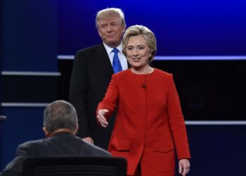 Demokraattien presidenttiehdokas Hillary Clinton ja republikaanien presidenttiehdokas Donald Trump ensimmäisen vaaliväittelyn jälkeen.