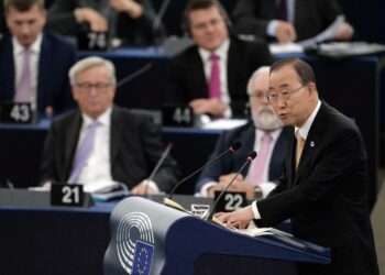 YK:n pääsihteeri Ban Ki-moon oli paikalla, kun Euroopan parlamentti hyväksyi ilmastosopimuksen selvin numeroin.