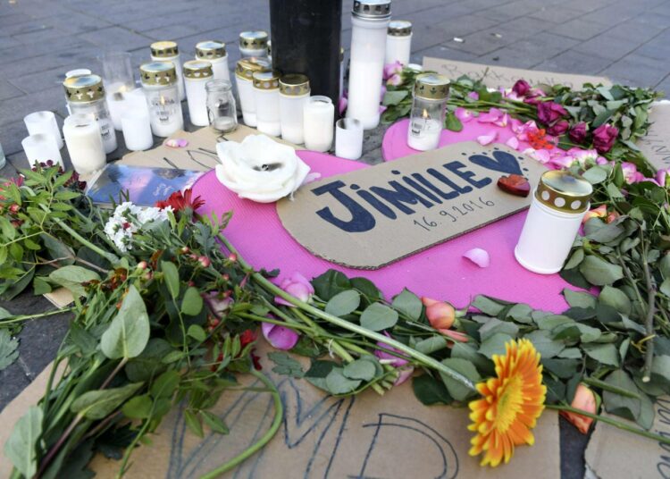 Kukkia, kynttilöitä ja muistokylttejä asema-aukiolla Suomen Vastarintaliikkeen jäsenen tekemän kuolemaan johtaneen pahoinpitelyn jälleen. Oikeuslääketieteellinen selvitys henkirikoksesta tuki käsitystä siitä, että uhri kuoli pahoinpitelyn takia.