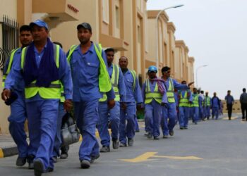 Al-Wakrahin stadionin rakentajia palaamassa työmaalta majoituspaikalleen Dohassa.