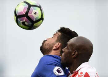 Chelsean Diego Costa (vas.) taisteli pallosta Stoke Cityn Bruno Martins Indin kanssa kuun puolivälin ottelussa.