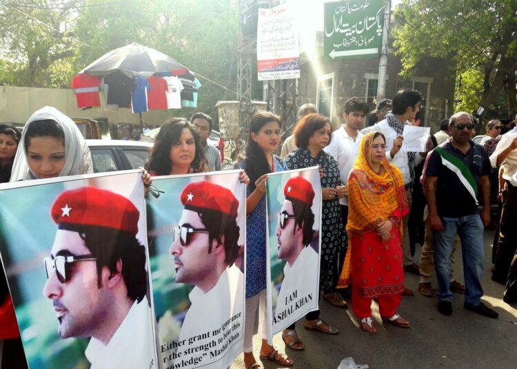 Pakistanilaisen opiskelijan Mashal Khanin lynkkaus tekaistun jumalanpilkkaväitteen perusteella on herättänyt vastareaktioita ympäri maata. Kuvan mielenosoitus järjestettiin Karachissa.