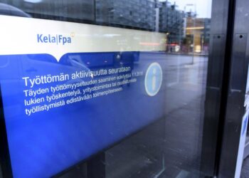 Työttömien aktiivisuuden seurannasta kertova tiedote Kelan toimipisteen ilmoitustaululla Helsingissä 2. tammikuuta 2018.