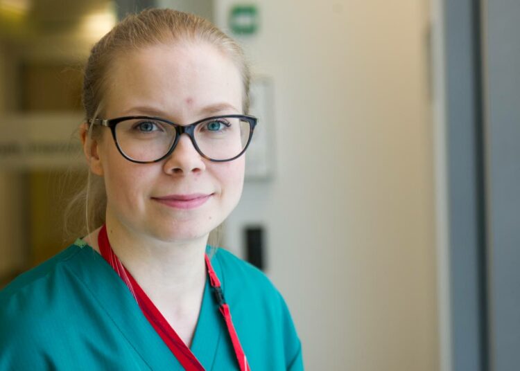 - Työnantaja on varmaan tottunut siihen, että ihmiset jäävät tekemään ylimääräistä aina kun pyydetään, Venla Rönkkö sanoo.