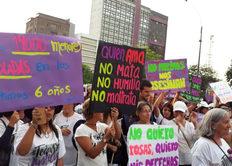 Alle 14-vuotias synnyttäjä on lain mukaan aina raiskauksen uhri, muistutettiin mielenosoituksessa, joka järjestettiin Perun pääkaupungissa Limassa naisiin kohdistuvan väkivallan vastaisena päivänä 25 marraskuuta.