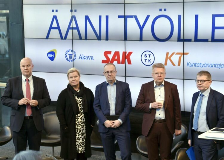 Ääni työlle -kiertueen aloitustapahtumaan osallistuivat tiistaina STTK:n Antti Palola (vas.), Akavan Lotta Savinko, SAK:n Jarkko Eloranta, EK:n Jyri Häkämies ja Kuntatyönantajien Markku Jalonen.