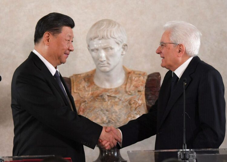 Kiinan presidentti Xi Jinping ja Italian presidentti Sergio Mattarella maaliskuussa Roomassa. Italia teki tuolloin ensimmäisenä G7-maana Kiinan kanssa virallisen sopimuksen "uuteen Silkkitiehen" liittyvistä hankkeista.