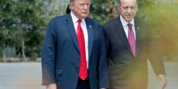 Yhdysvaltain presidenttiä Donald Trumpia (kuvassa vas.) ja Turkin presidenttiä Recep Tayyip Erdogania on vaadittu vastuuseen sotarikoksista.
