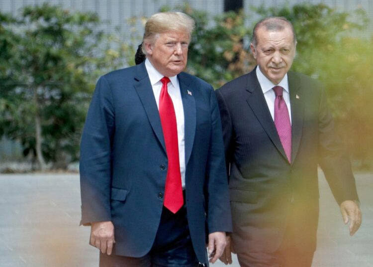 Yhdysvaltain presidenttiä Donald Trumpia (kuvassa vas.) ja Turkin presidenttiä Recep Tayyip Erdogania on vaadittu vastuuseen sotarikoksista.